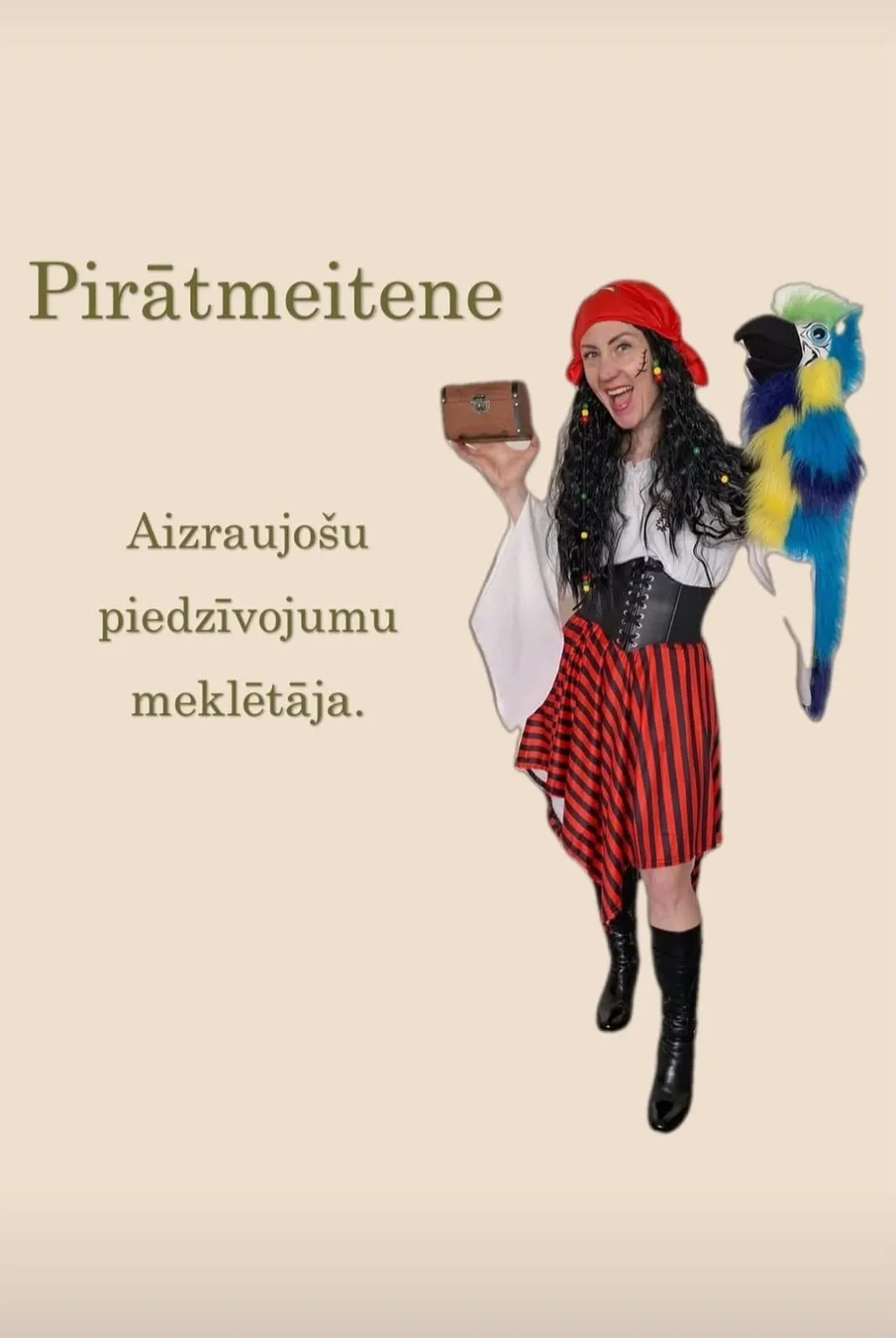 Animators Pirātmeitene tēlā BamBalle telpā Ogrē