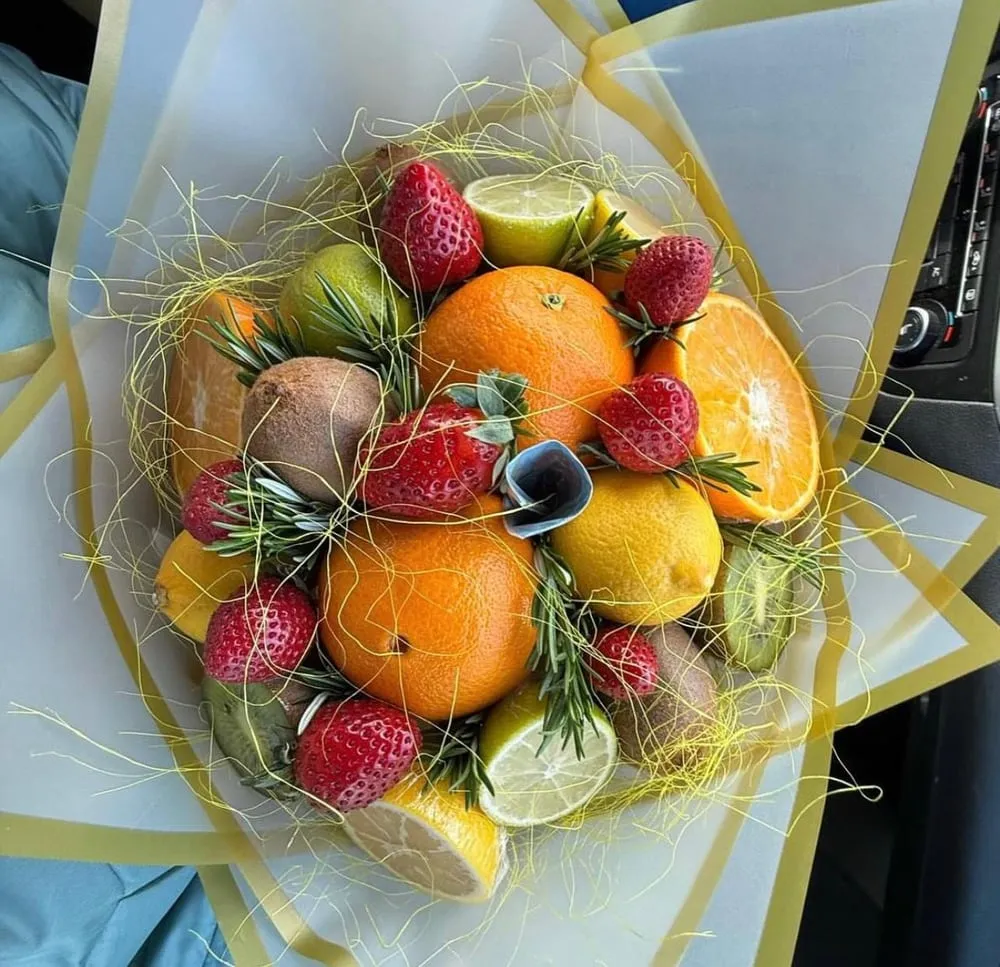 Augļu pušķis ar apelsīniem, citroniem, zemenēm un rozmarīnu